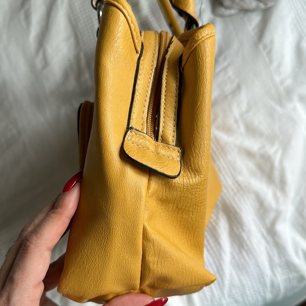 Vintage Yellow purse - Picture 11 of 16
